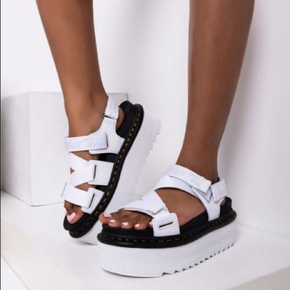 🆕 Dr. Martens Sandals Kimber White Black Hydro + Logo Webbing Flatform - Picture 2 of 13